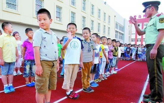 青島小學(xué)新生軍訓(xùn):不動就達標 站10分鐘就休息