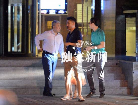 吳秀波桃花運(yùn)不斷 深夜會(huì)靚麗神秘女