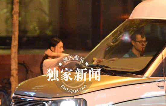 吳秀波桃花運(yùn)不斷 深夜會(huì)靚麗神秘女