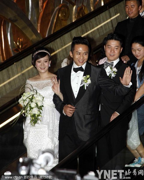 鄧超獨(dú)自帶子顯無(wú)奈 揭其婚后無(wú)地位變奶爸