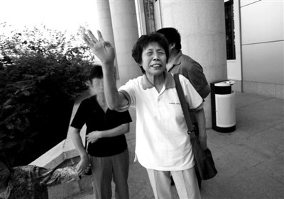 被害者家屬在法庭外表示對判決結(jié)果不滿。昨天，因口角后駕車撞死行人的許澤雷，被法院以故意殺人罪判刑15年。