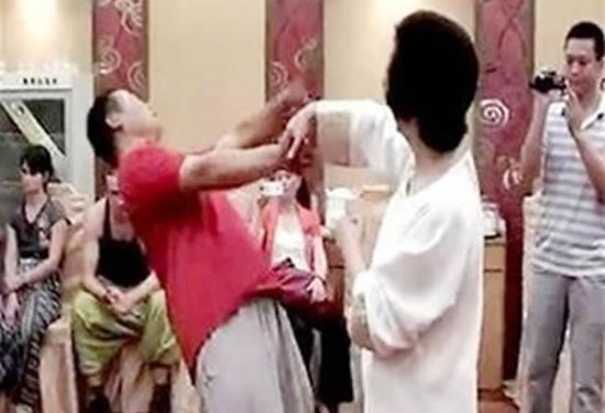 閆芳(右)在演練。視頻截圖