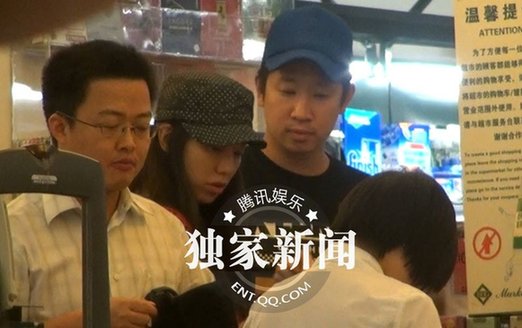 豪門貴婦吳辰君與家人逛平價超市 十足主婦范