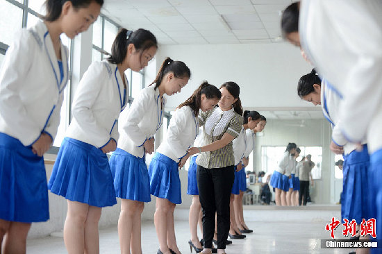 揚州90后女大學(xué)生入學(xué)學(xué)禮儀 穿清純制服美如空姐