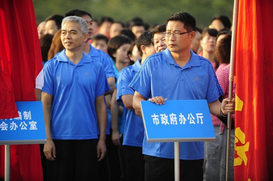 深圳長跑日成公務員“名牌服裝秀”