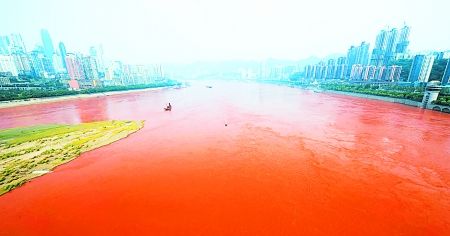 昨日,長江水呈現(xiàn)出比較明顯的紅色。