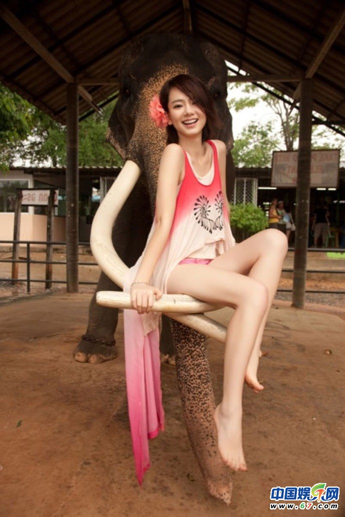 姚晨美腿細(xì)長(zhǎng)筆直黃奕悲劇 揭眾女星露腿照