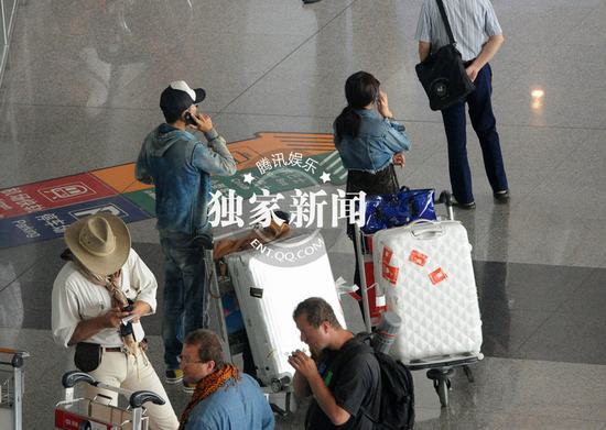 張馨予被曝曾離異 攜李晨高調(diào)牽手回家 張馨予被曝曾離異 攜李晨高調(diào)牽手回家