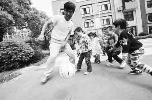 2012年5月3日，合肥，趙龍?jiān)诟⒆犹咔? border=