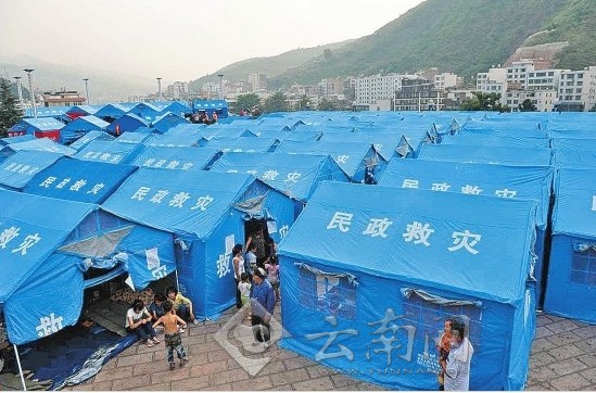 彝良縣城廣場安置點，災民住進帳篷。