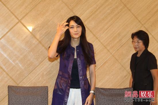 孟廣美開發(fā)布會否認小三 一言不發(fā)淚流不止