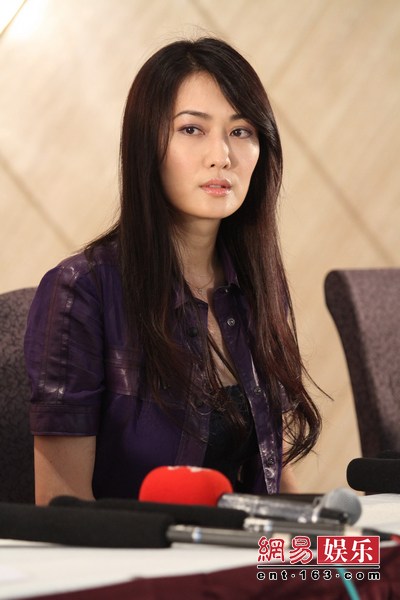 孟廣美開發(fā)布會(huì)否認(rèn)小三 一言不發(fā)淚流不止