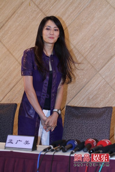 孟廣美開(kāi)發(fā)布會(huì)否認(rèn)小三 一言不發(fā)淚流不止