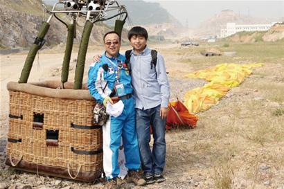 青島身家過億老板駕熱氣球成功飛越膠州灣 全程揭秘