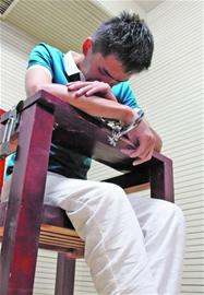 青島碰瓷男清晨小酒攤專(zhuān)等酒駕的哥 眾的哥組團(tuán)指認(rèn)