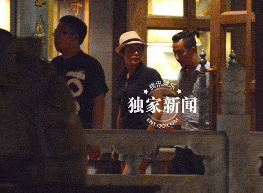 蔣雯麗穿潮裝熱褲會小辮型男 豪放大笑頻放電