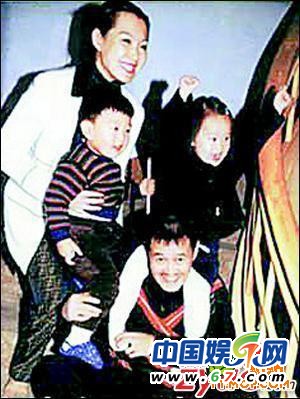 趙本山陪家人逛街購(gòu)物大方任拍 與粉絲親密聊天獲稱(chēng)贊