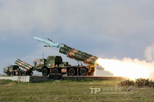 資料圖：南海艦隊(duì)某機(jī)動(dòng)岸導(dǎo)團(tuán)正在某合同對(duì)海攻擊演練中實(shí)射導(dǎo)彈。