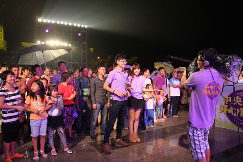 青島開心100萬(wàn)走進(jìn)李村 千名選手冒雨參賽