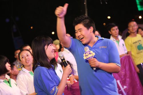 青島開心100萬走進(jìn)李村 千名選手冒雨參賽