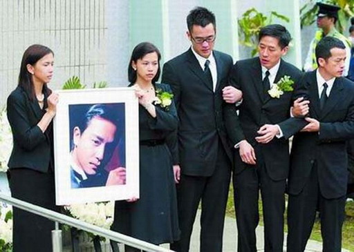 張國(guó)榮56歲冥壽歌迷送紙鶴 自殺現(xiàn)場(chǎng)重現(xiàn)揭死因之謎 張國(guó)榮56歲冥壽歌迷送紙鶴 自殺現(xiàn)場(chǎng)重現(xiàn)揭死因之謎