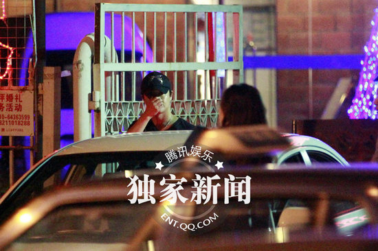 陳思成撇女友獨(dú)自會友 佟麗婭素顏?zhàn)兓竽槻堪l(fā)腫