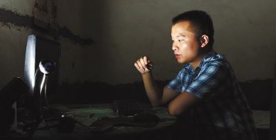 9月6日，湘鄉(xiāng)市東郊鄉(xiāng)，宅在家中的易亮，神情黯然。記者 童迪實(shí)習(xí)生 王君安 攝