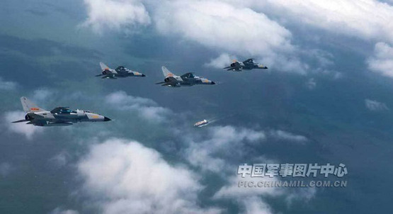 濟(jì)空部隊(duì)演練超低空掠海突擊海上小島