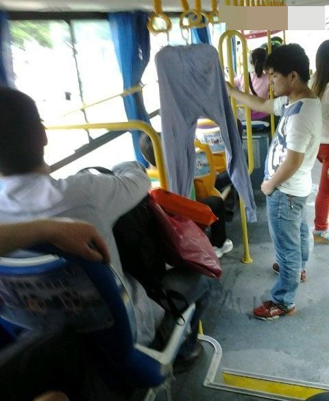 街頭犯二男女 你們長(zhǎng)點(diǎn)兒心吧