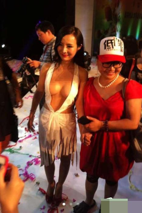 街頭犯二男女 你們長點(diǎn)兒心吧