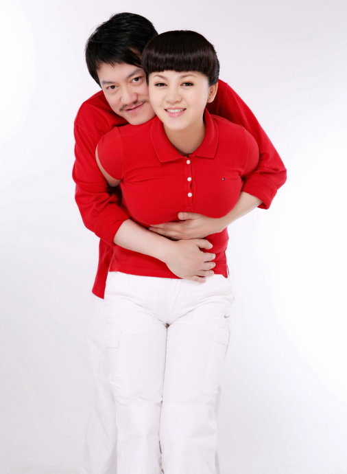 雪村與網(wǎng)絡(luò)紅人俞晴領(lǐng)取了結(jié)婚證，看照片就知道老婆相當(dāng)有料