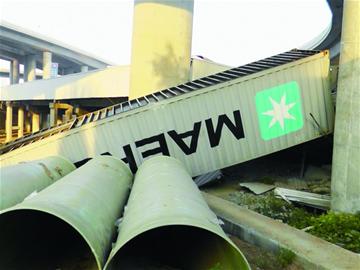 集裝箱貨車(chē)為躲攔路石墜下20米高橋 扭曲變形