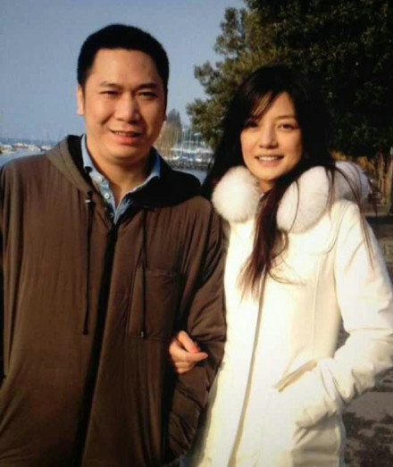 趙薇黃有龍罕見合影曝光 賢妻趙薇陪老公應(yīng)酬