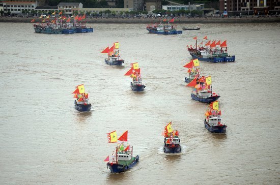 海監(jiān)編隊(duì)繼續(xù)巡航釣魚島 萬(wàn)艘漁船東海捕魚