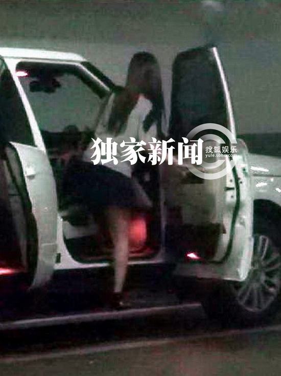 李小璐挺7個月大肚潮味足