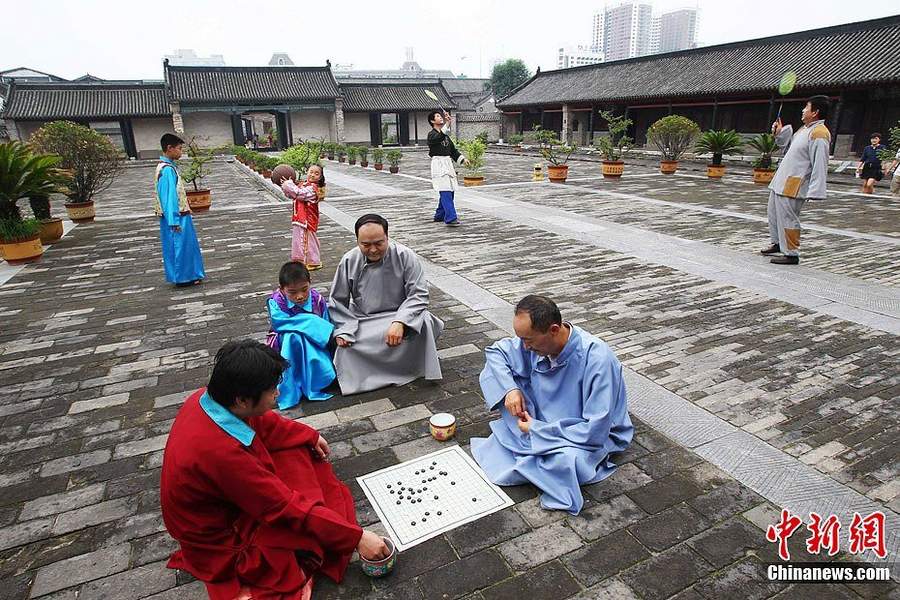 曝?zé)o德官員丑陋表演