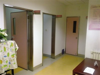 取精室內(nèi)，有一個(gè)粉色沙發(fā)，墻壁四周掛著女體畫