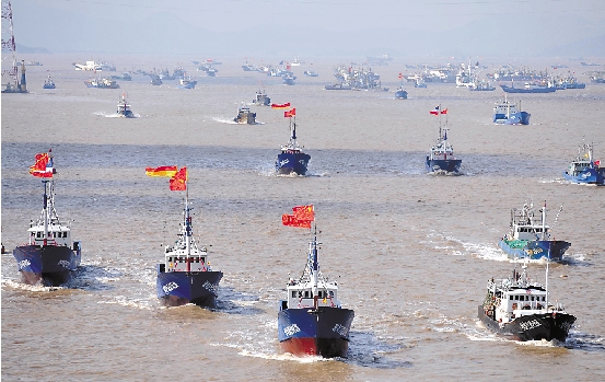 千艘漁船抵達(dá)釣魚島外圍 千面國旗浩蕩場面壯觀