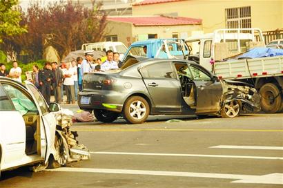 青島3車相撞變一堆零件馬3打滾 場(chǎng)面慘烈1死1重傷