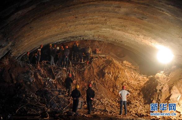 大廣高速在建隧道口發(fā)生塌方 250人現場救援