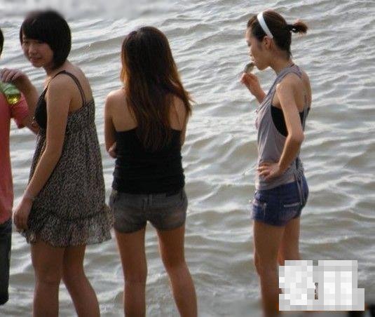 實拍一群初中女學(xué)生在長江邊換衣服