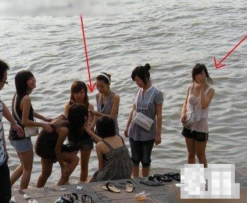 實(shí)拍一群初中女學(xué)生在長(zhǎng)江邊換衣服