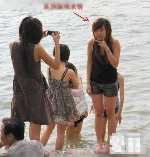 實(shí)拍一群初中女學(xué)生在長(zhǎng)江邊換衣服