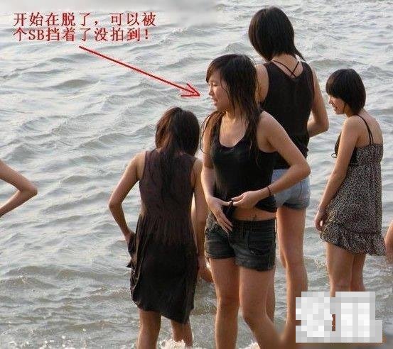 實(shí)拍一群初中女學(xué)生在長(zhǎng)江邊換衣服