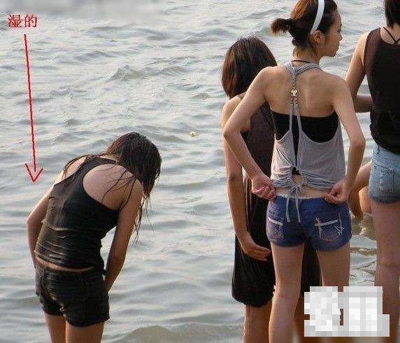 實拍一群初中女學生在長江邊換衣服
