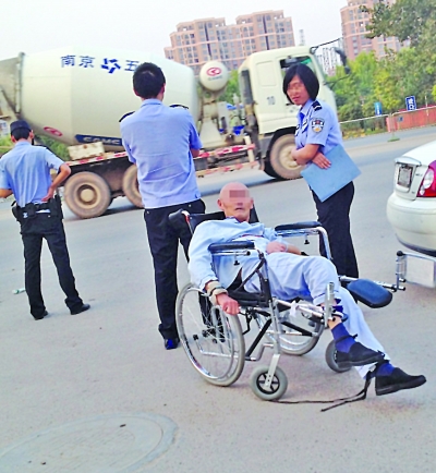 7旬老人現(xiàn)在有家不能回。