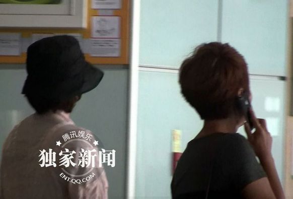 董卿穿著低調(diào)素顏獨(dú)行 面色疲憊似勞累過(guò)度