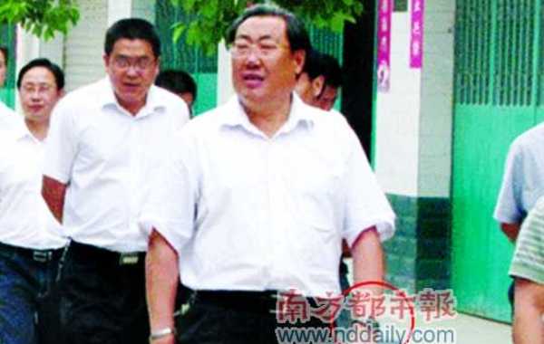 大學(xué)生要求公開(kāi)微笑局長(zhǎng)工資 陜西財(cái)政廳:不屬公開(kāi)范圍