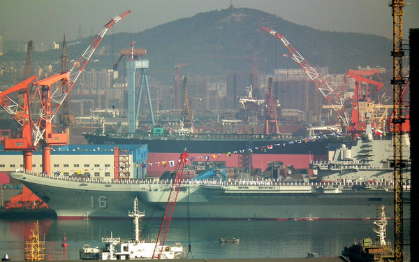 資料圖：中國航母懸掛滿旗或預示即將服役。