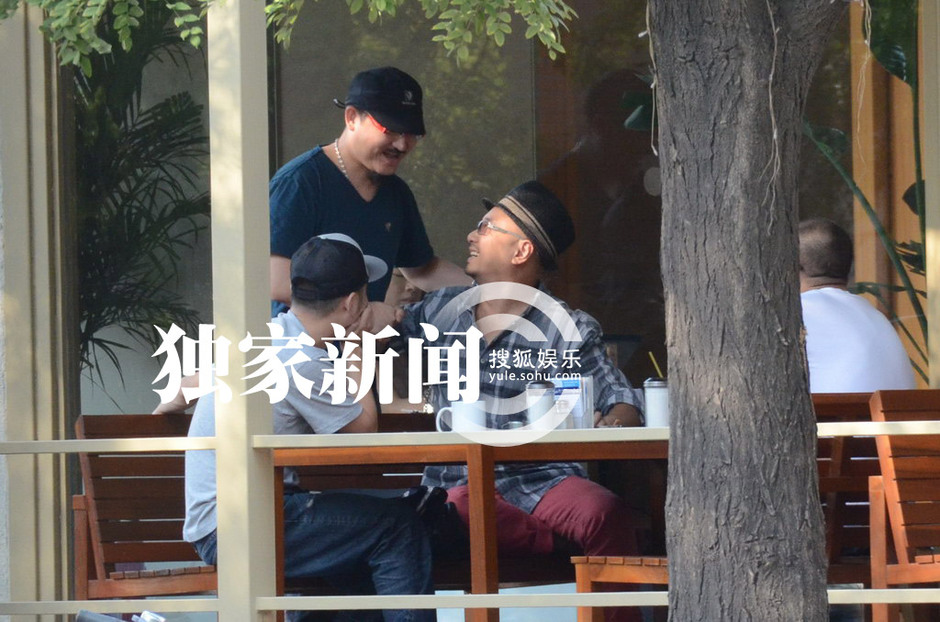 徐崢會(huì)友公共場(chǎng)合脫鞋盤點(diǎn)